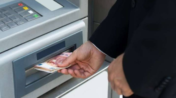 في ثاني يوم عمل.. موظف ماكينة ATM يستولي على 2.4 مليون جنيه بشبرا